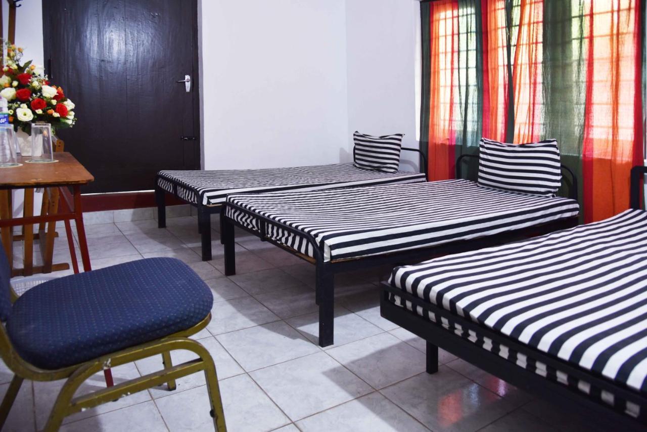 Hostel In 611 *